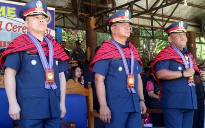 <p><strong>TURNOVER RITES.</strong> Police Director Roel Obusan (center) of the Criminal Investigation and Detection Group (CIDG) stands between Chief Supt. Rolando Nana (left), who succeeded Chief Supt. Edward Carranza (right), as regional director of the Police Regional Office in Cordillera (Procor) during the turnover of command at the regional headquarters in La Trinidad, Benguet on Monday (June 4, 2018). <em>(Photo by Dionisio Dennis)</em></p>